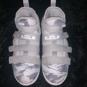 Lebron Nike Solider 11 Flyease